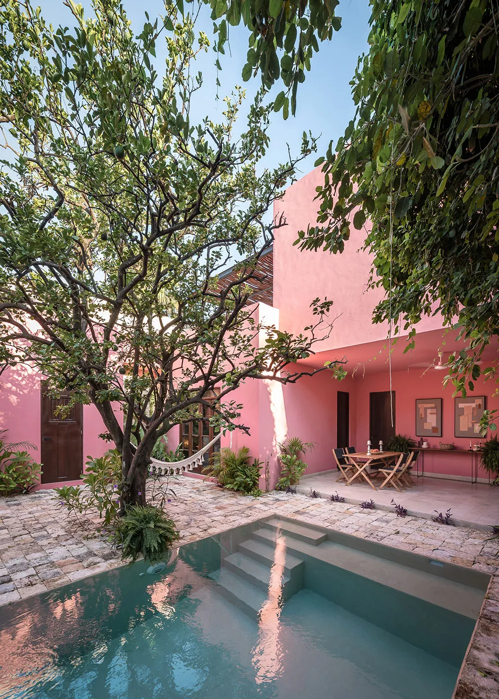 Różowy fasad i tradycyjne wnętrza z kamienia: villa w Meksyku - Gallery image 1