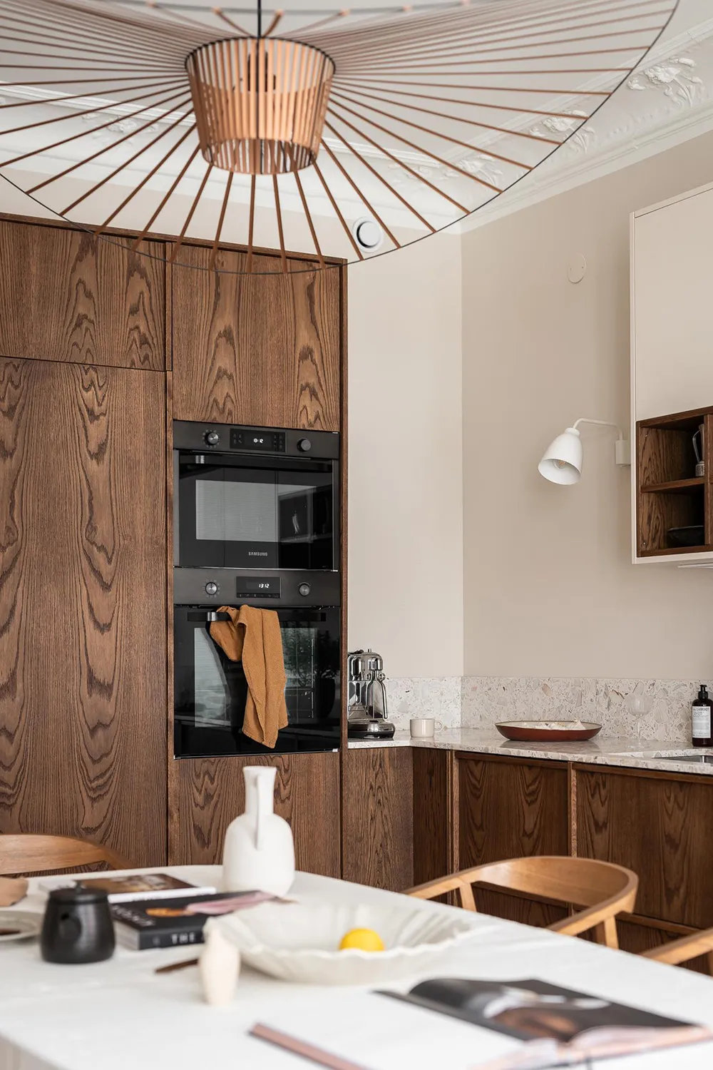 Stylische moderne Interieurs einer schwedischen Wohnung in einem alten Haus - Gallery image 2