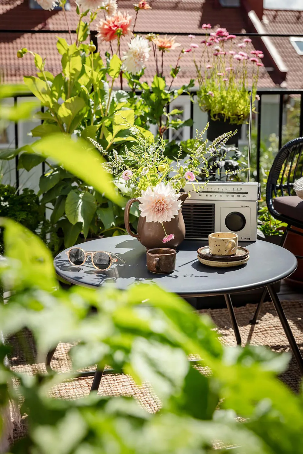Living Room with Red Sofa and Spacious Loft: Apartment in Gothenburg - Gallery image 10