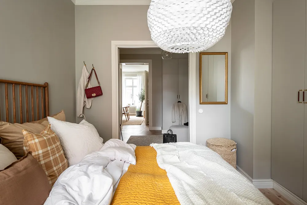 Stylische moderne Interieurs einer schwedischen Wohnung in einem alten Haus - Gallery image 28