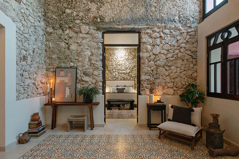 Różowy fasad i tradycyjne wnętrza z kamienia: villa w Meksyku - Gallery image 18