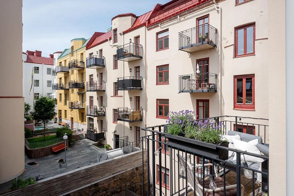 Murs bleus et meubles blancs : appartement à Göteborg (76 m²) - Gallery image 23