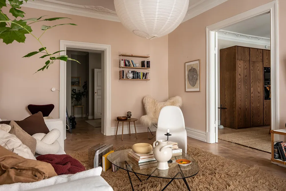 Stylische moderne Interieurs einer schwedischen Wohnung in einem alten Haus - Gallery image 21