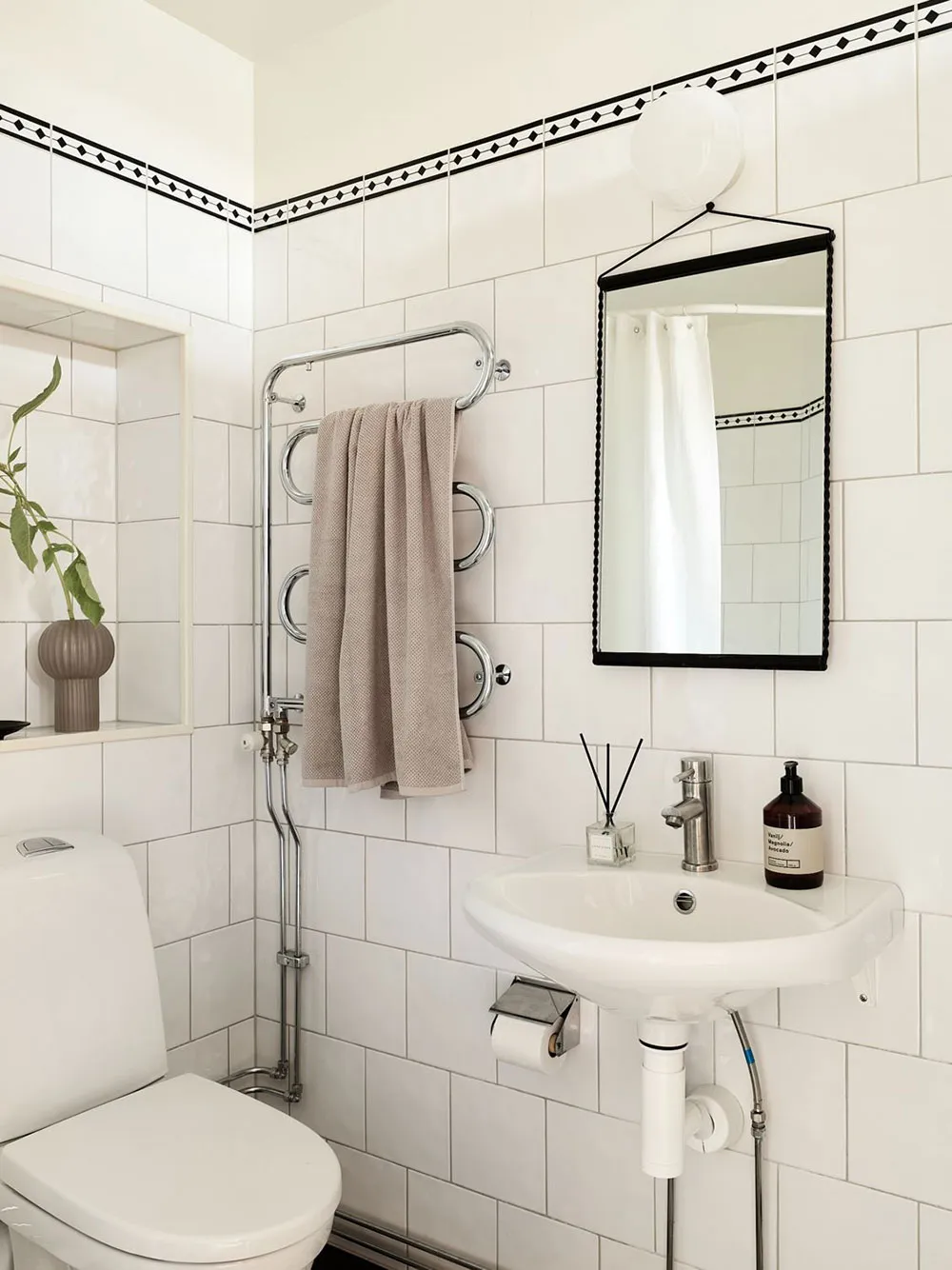 Fenêtre de mansarde luxueuse dans le design d'une appartement à deux étages à Gotenburg (83 m²) - Gallery image 20