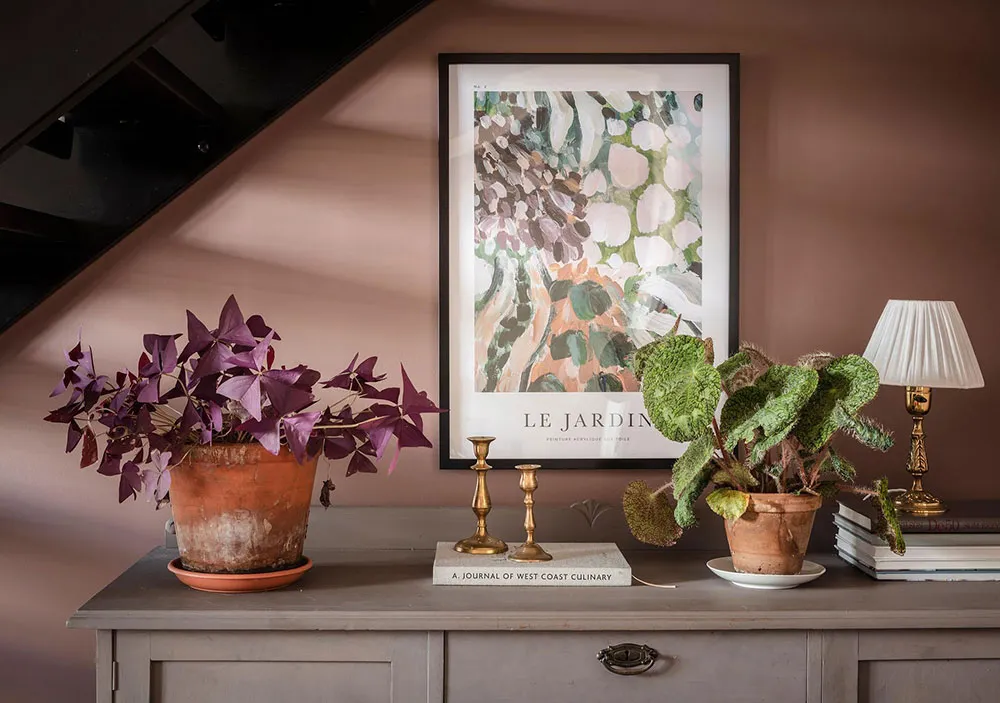 Living Room with Red Sofa and Spacious Loft: Apartment in Gothenburg - Gallery image 2