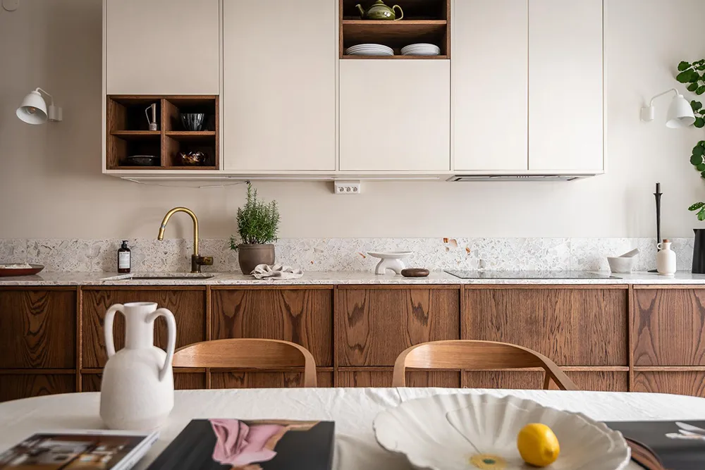 Stylische moderne Interieurs einer schwedischen Wohnung in einem alten Haus - Gallery image 4