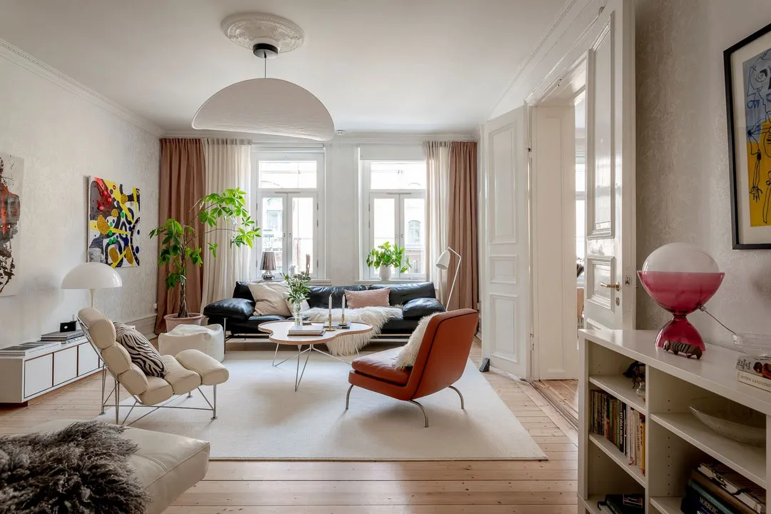 Lebhaftes skandinavisches Apartment mit einem Überfluss an moderner Kunst - Gallery image 9