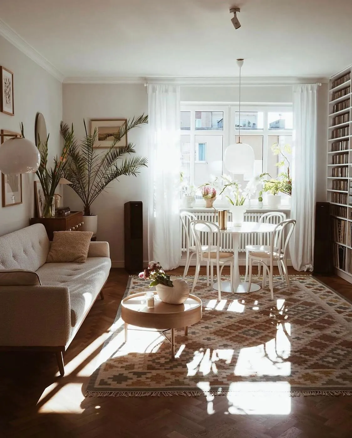 Intérieur lumineux d'appartement en Pologne inspiré par les motifs scandinaves - Gallery image 1