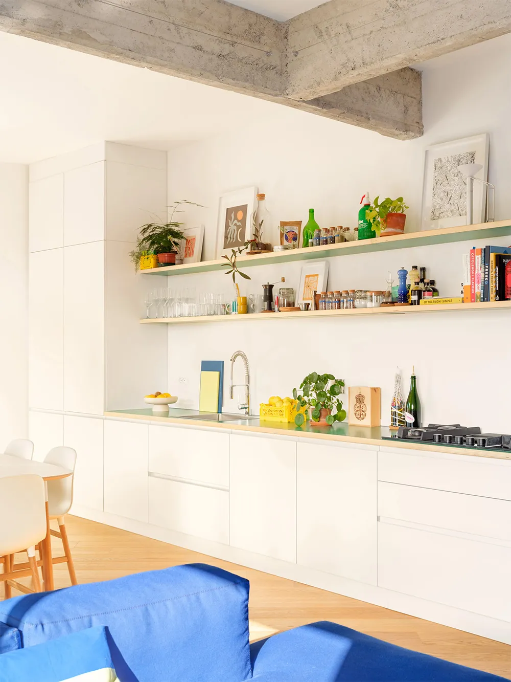 Светлый индустриальный интерьер в Генуе с растениями и яркими вставками - Gallery image 4