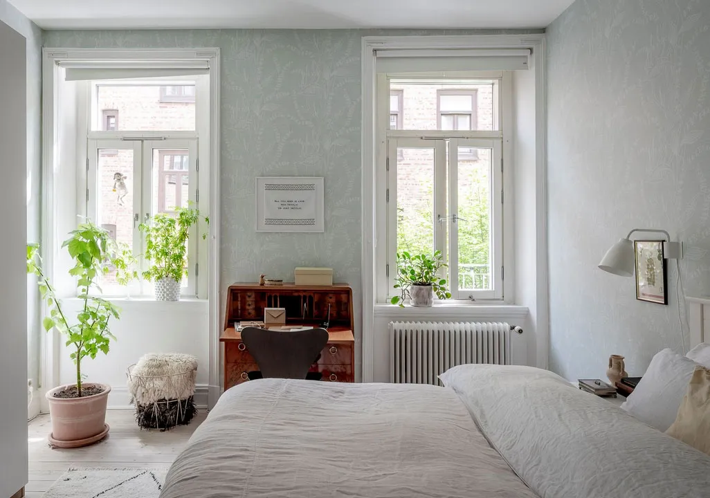 Lebhaftes skandinavisches Apartment mit einem Überfluss an moderner Kunst - Gallery image 18