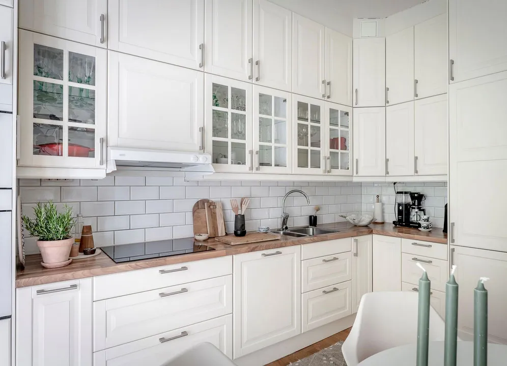 Lebhaftes skandinavisches Apartment mit einem Überfluss an moderner Kunst - Gallery image 24