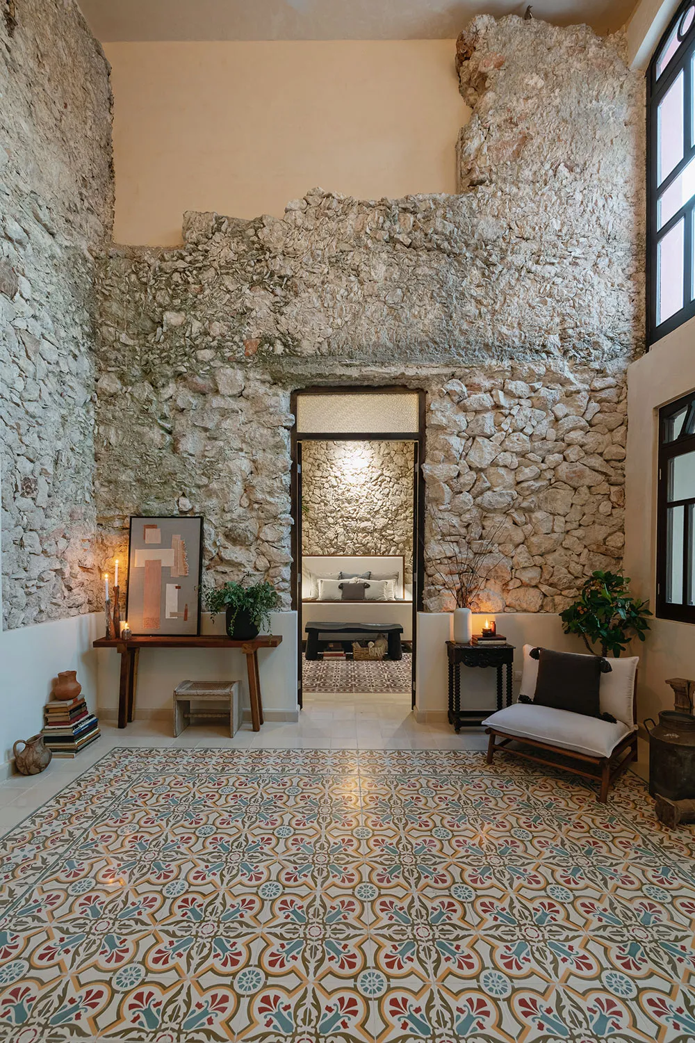 Różowy fasad i tradycyjne wnętrza z kamienia: villa w Meksyku - Gallery image 19