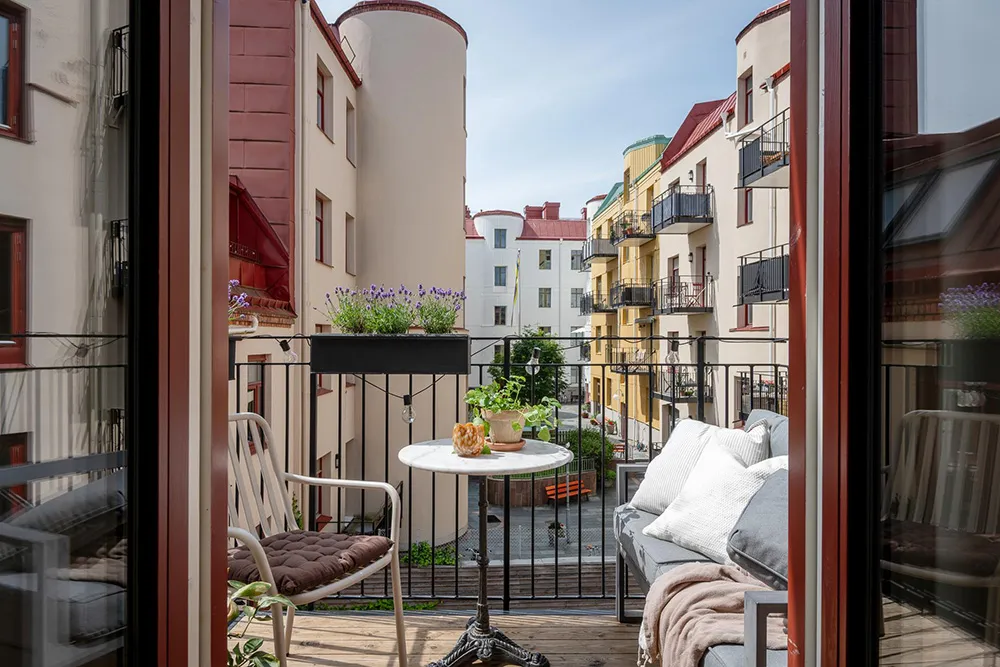 Murs bleus et meubles blancs : appartement à Göteborg (76 m²) - Gallery image 18