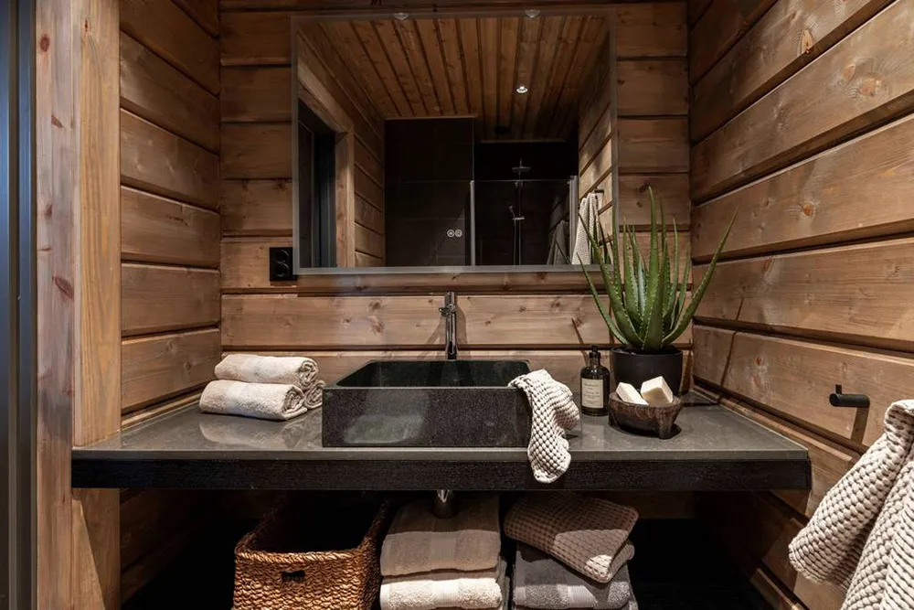 स्वीडन में स्थित एक आधुनिक शैली का घर, जिसमें काले रंग की फर्नीचर है (क्षेत्रफल: 102 वर्ग मीटर) - Gallery image 13