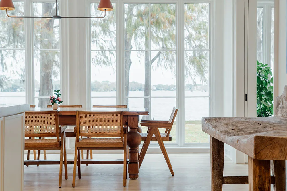 Sala de estar aireada y dormitorios con papel pintado: casa bonita al lado del lago en Florida - Gallery image 2