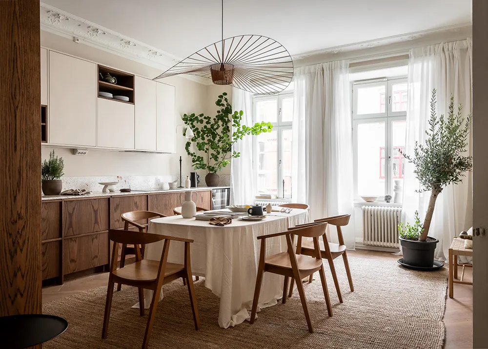 Stylische moderne Interieurs einer schwedischen Wohnung in einem alten Haus - Gallery image 1