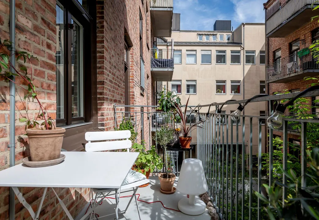 Lebhaftes skandinavisches Apartment mit einem Überfluss an moderner Kunst - Gallery image 22