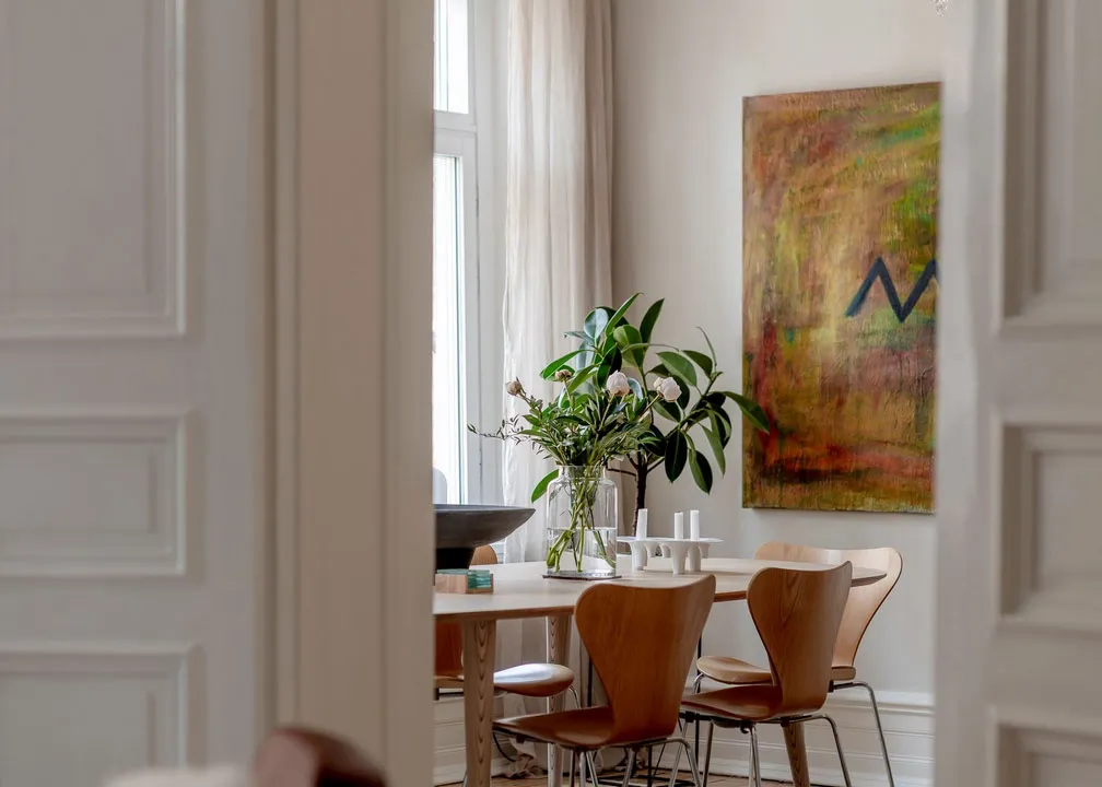 Lebhaftes skandinavisches Apartment mit einem Überfluss an moderner Kunst - Gallery image 7