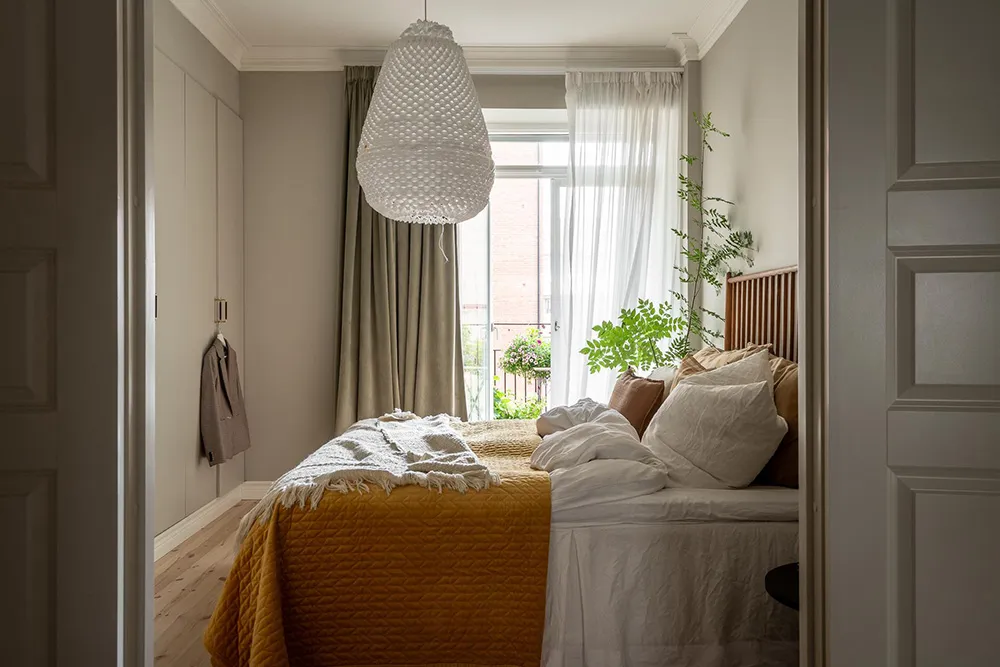 Stylische moderne Interieurs einer schwedischen Wohnung in einem alten Haus - Gallery image 29