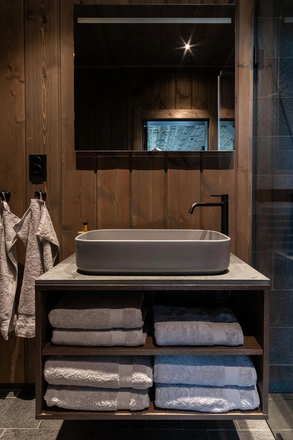 Hölzerner Holzhütte in Schweden mit stylischen Interiern - Gallery image 11