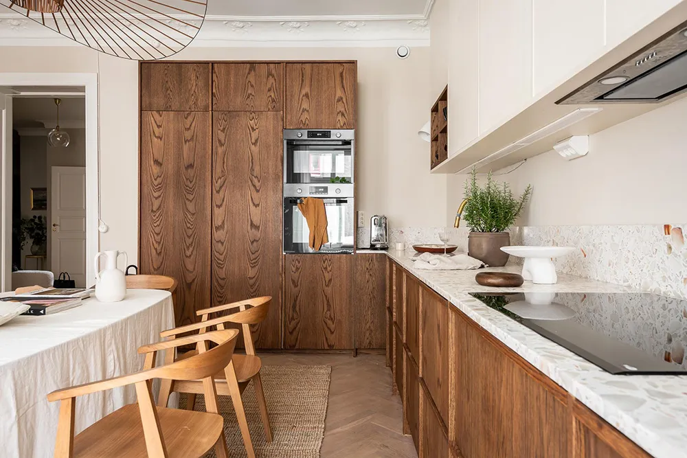 Stylische moderne Interieurs einer schwedischen Wohnung in einem alten Haus - Gallery image 7