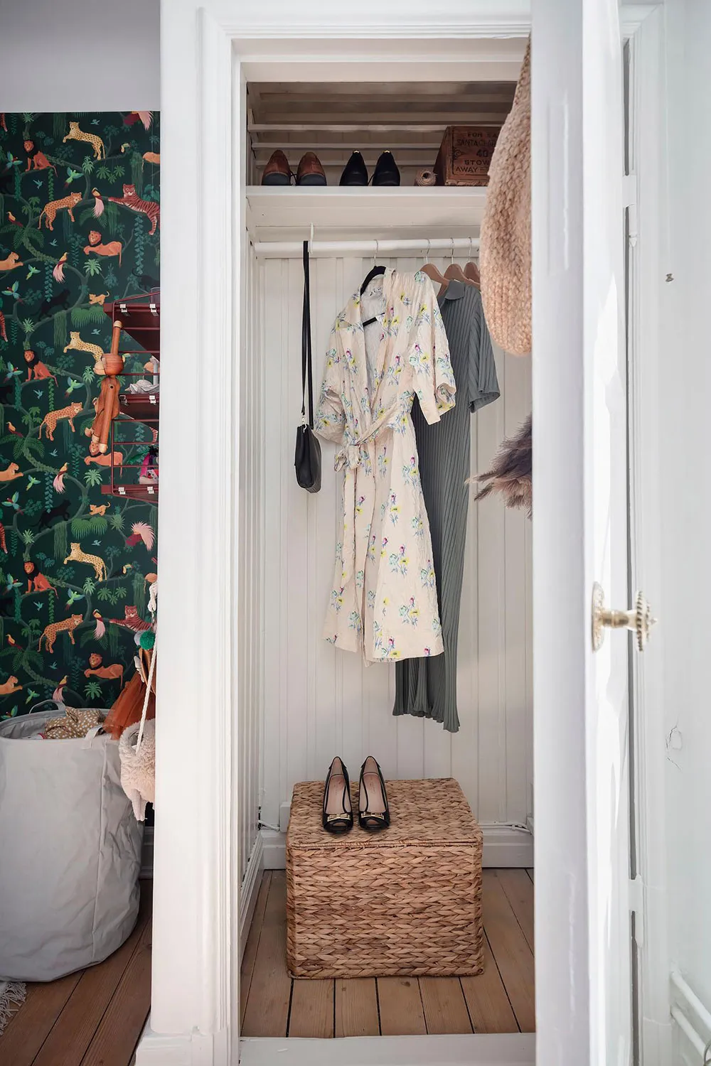 Living Room with Red Sofa and Spacious Loft: Apartment in Gothenburg - Gallery image 32