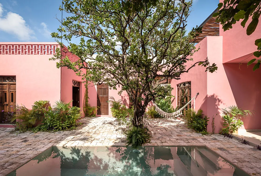 Różowy fasad i tradycyjne wnętrza z kamienia: villa w Meksyku - Gallery image 3