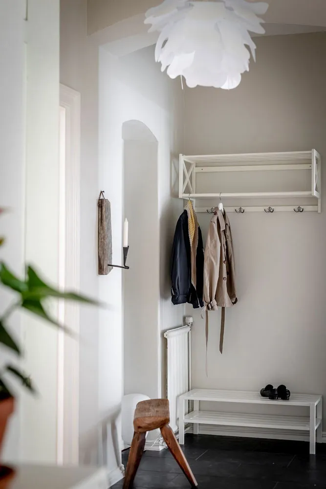 Lebhaftes skandinavisches Apartment mit einem Überfluss an moderner Kunst - Gallery image 26