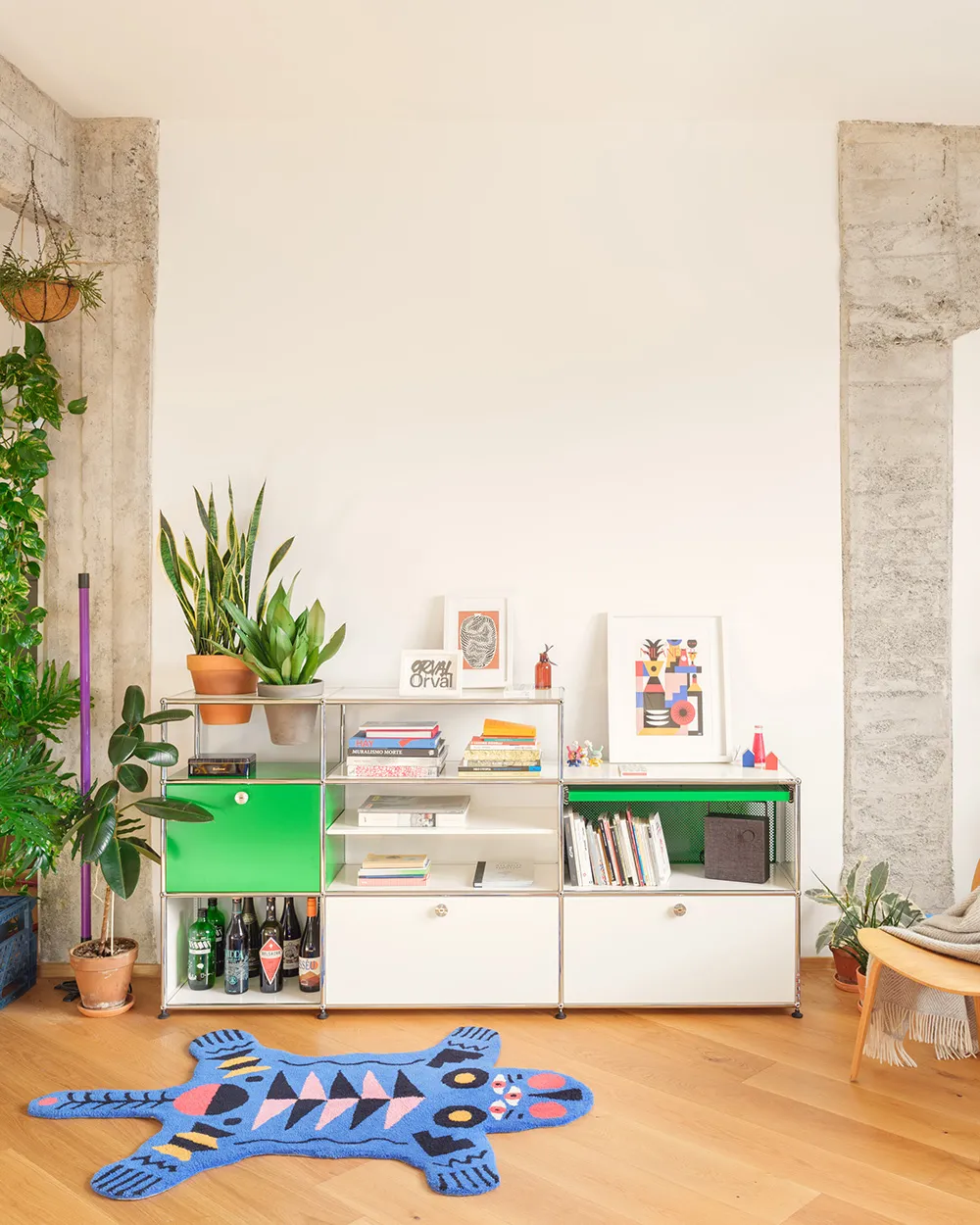 Светлый индустриальный интерьер в Генуе с растениями и яркими вставками - Gallery image 7