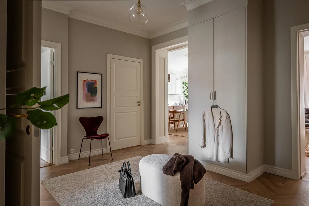 Stylische moderne Interieurs einer schwedischen Wohnung in einem alten Haus - Gallery image 39