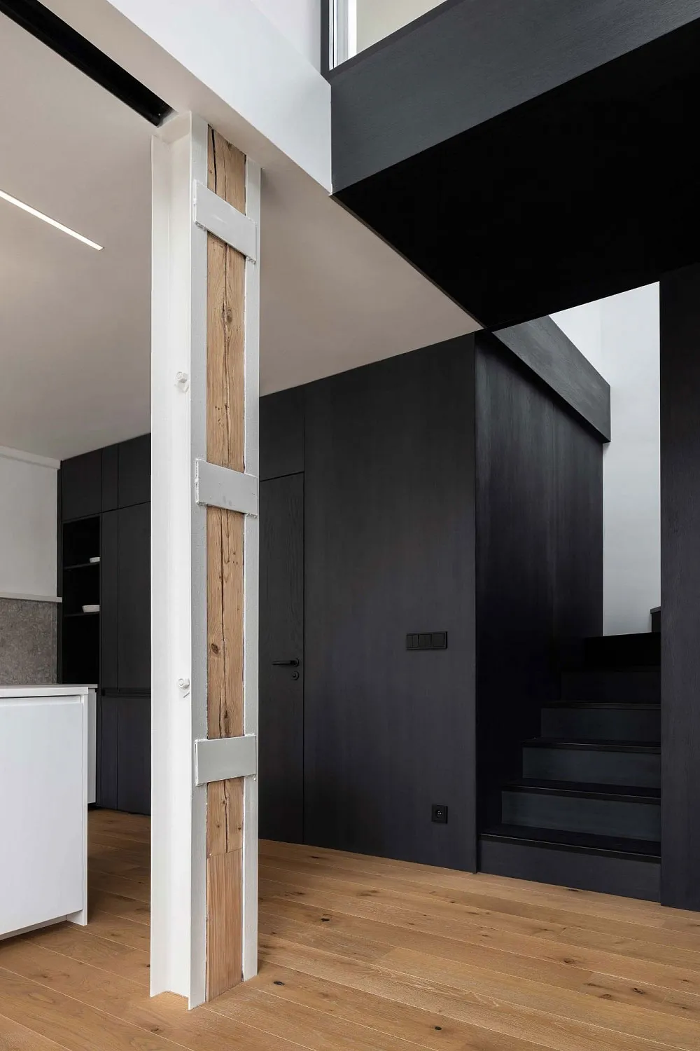 Stylowy czarno-biały loft pod dachem w Przeździku - Gallery image 6