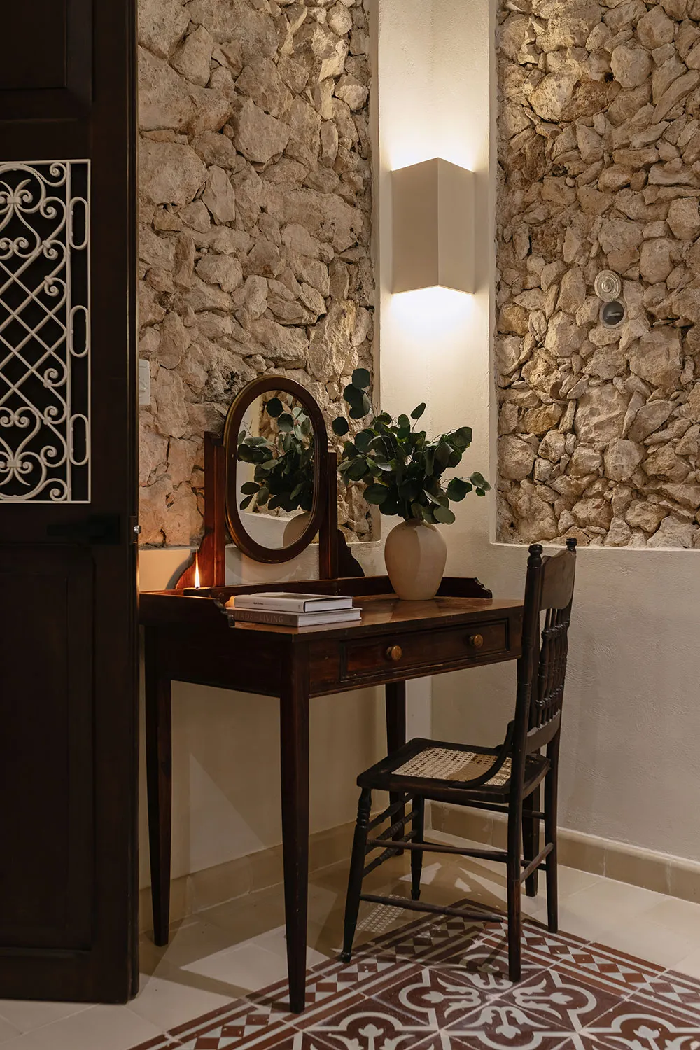 Różowy fasad i tradycyjne wnętrza z kamienia: villa w Meksyku - Gallery image 9