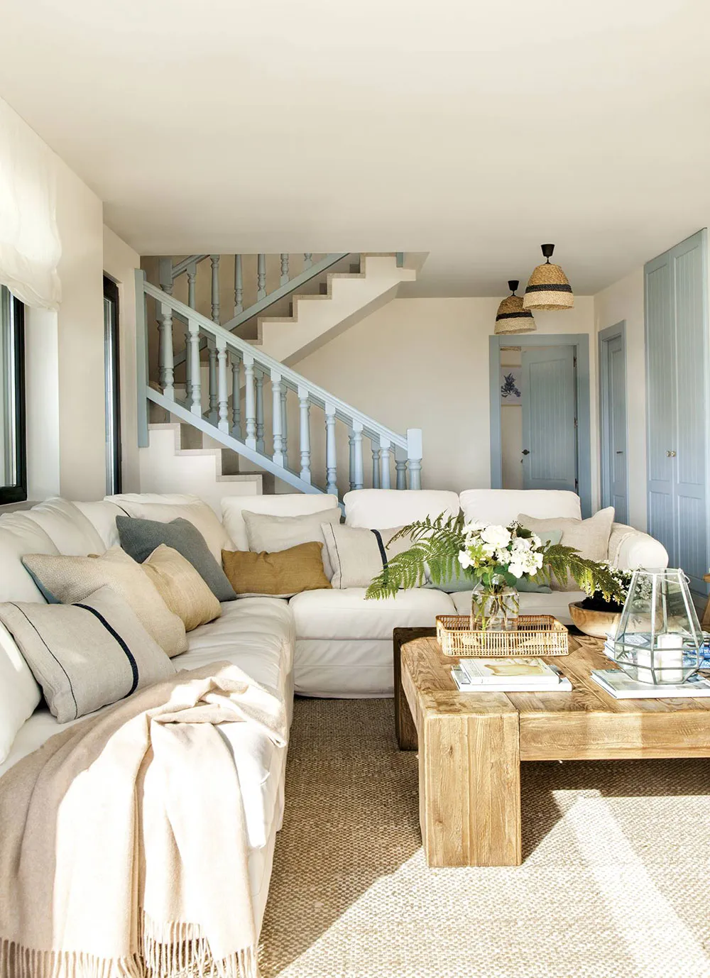 Białe wnętrza z niebieskimi akcentami i niesamowitymi widokami na morze w Hiszpanii - Gallery image 4