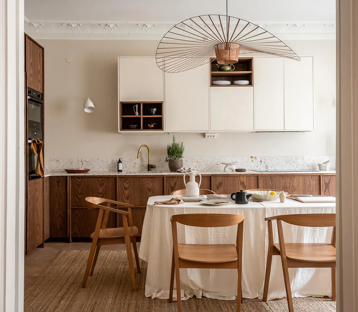 Stylische moderne Interieurs einer schwedischen Wohnung in einem alten Haus - Gallery image 6