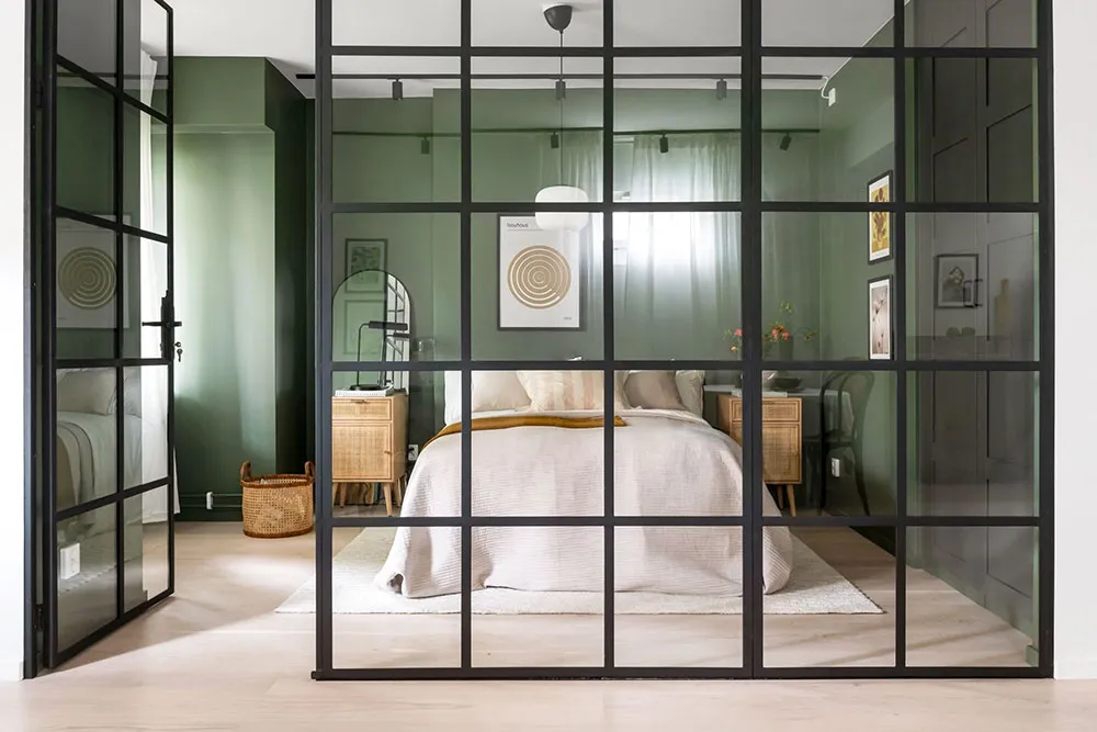 Cloisonnement en verre et chambre verte : appartement en Suède (56 m²) - Gallery image 3