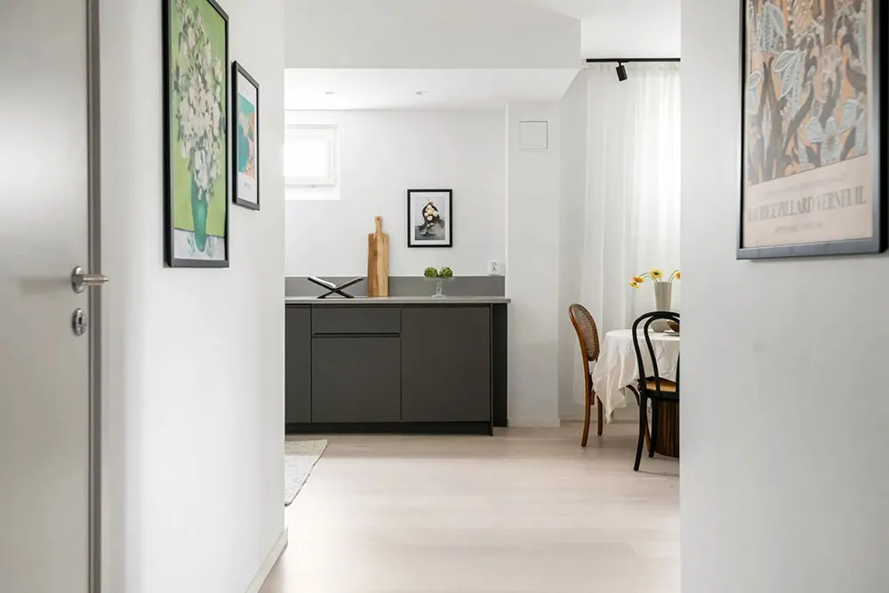 Cloisonnement en verre et chambre verte : appartement en Suède (56 m²) - Gallery image 11