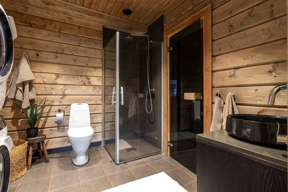 स्वीडन में स्थित एक आधुनिक शैली का घर, जिसमें काले रंग की फर्नीचर है (क्षेत्रफल: 102 वर्ग मीटर) - Gallery image 15