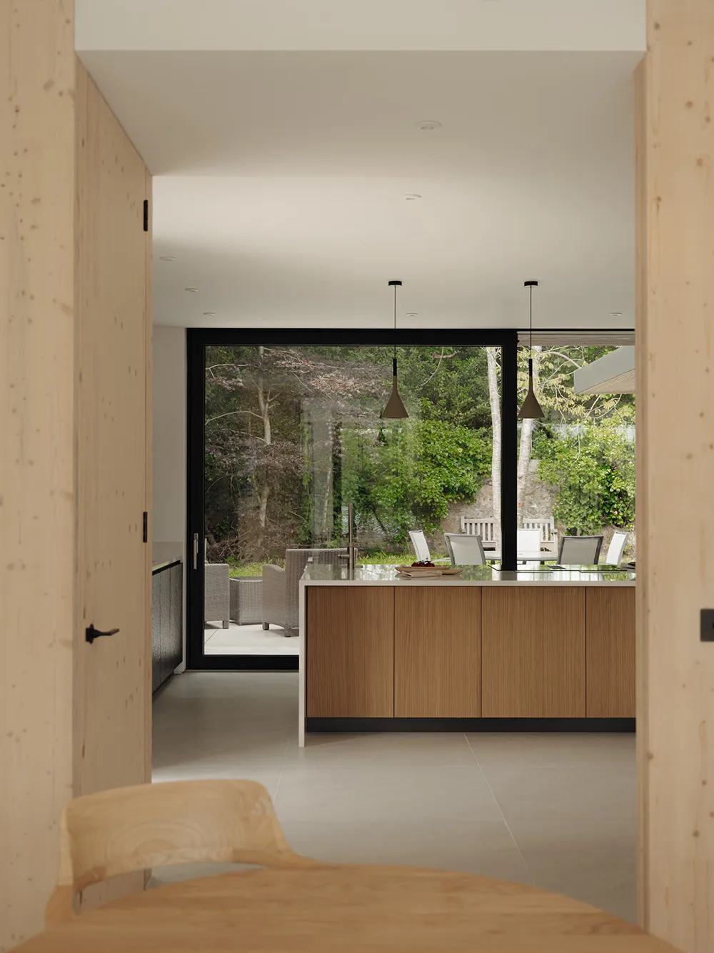 Calor de madera natural y diseño minimalista: casa moderna en Escocia - Gallery image 10