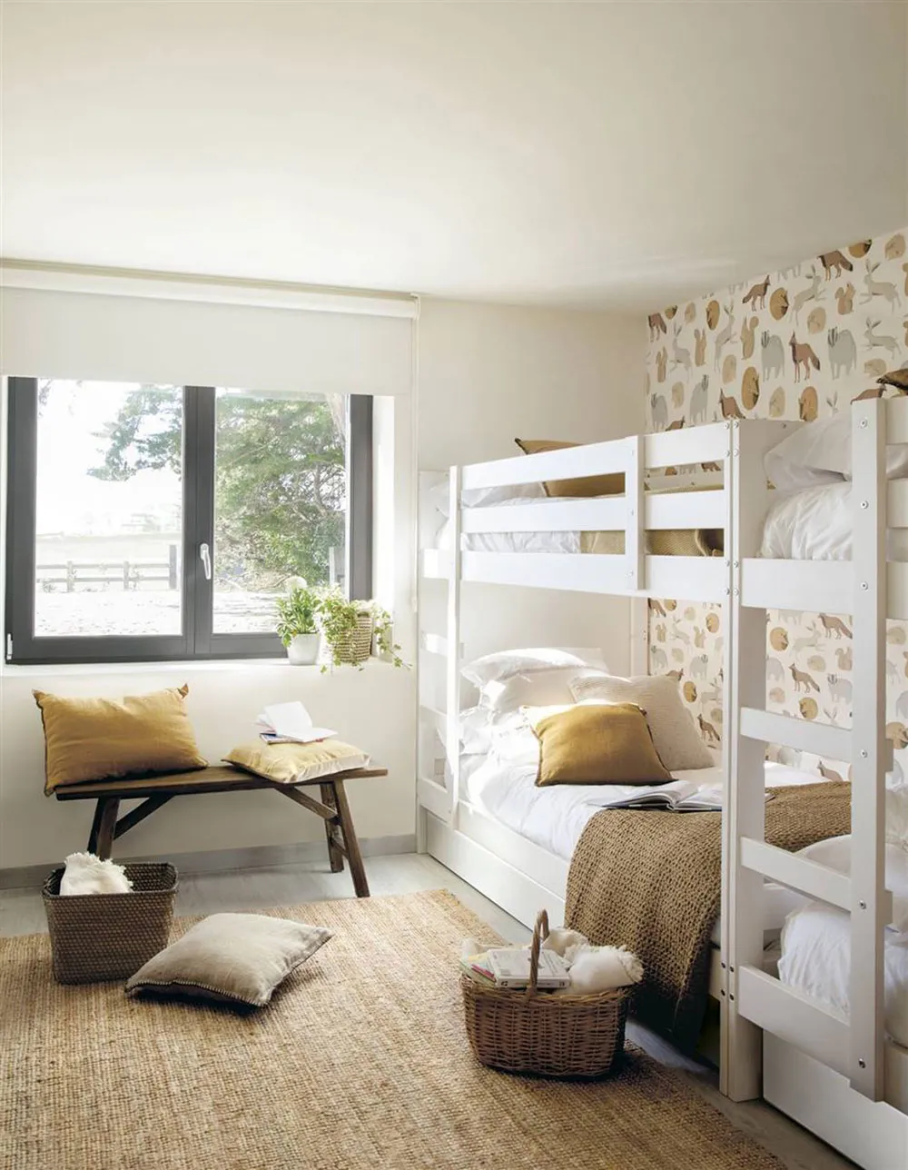 Białe wnętrza z niebieskimi akcentami i niesamowitymi widokami na morze w Hiszpanii - Gallery image 8