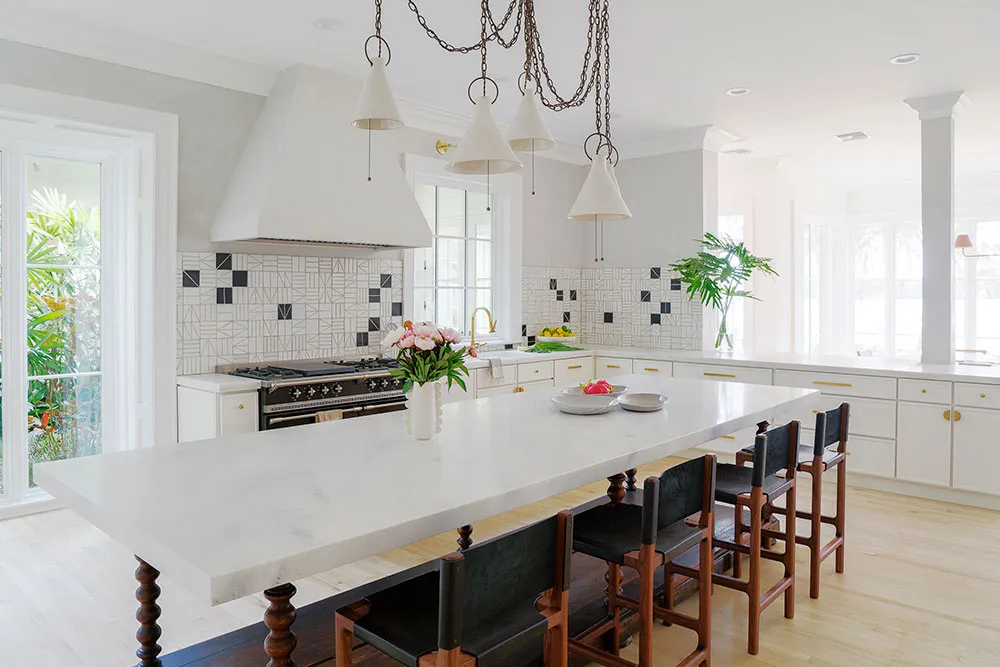 Sala de estar aireada y dormitorios con papel pintado: casa bonita al lado del lago en Florida - Gallery image 5