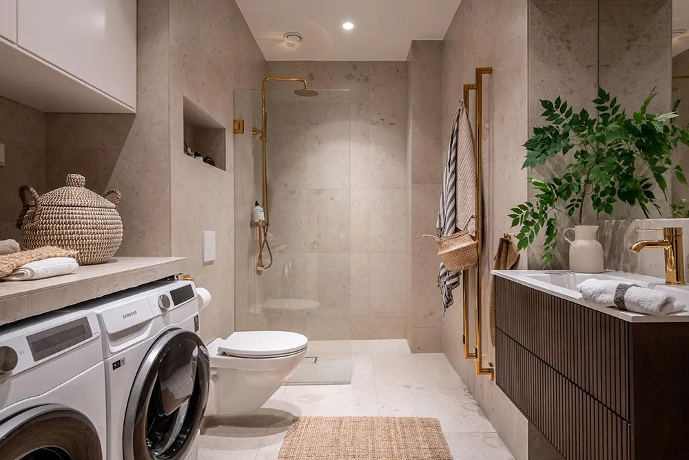 Stylische moderne Interieurs einer schwedischen Wohnung in einem alten Haus - Gallery image 35