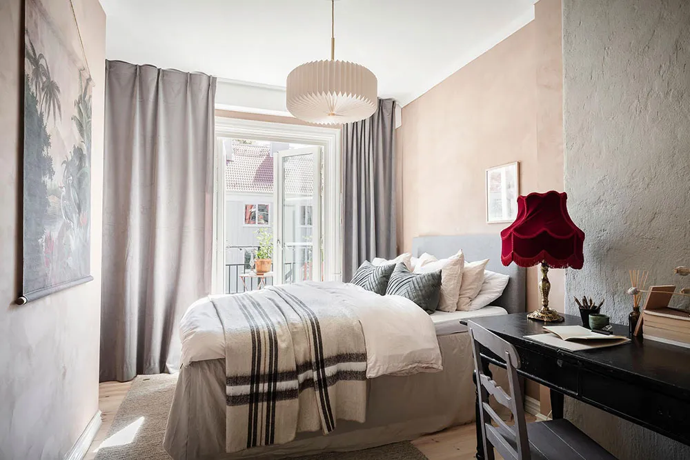 Living Room with Red Sofa and Spacious Loft: Apartment in Gothenburg - Gallery image 33