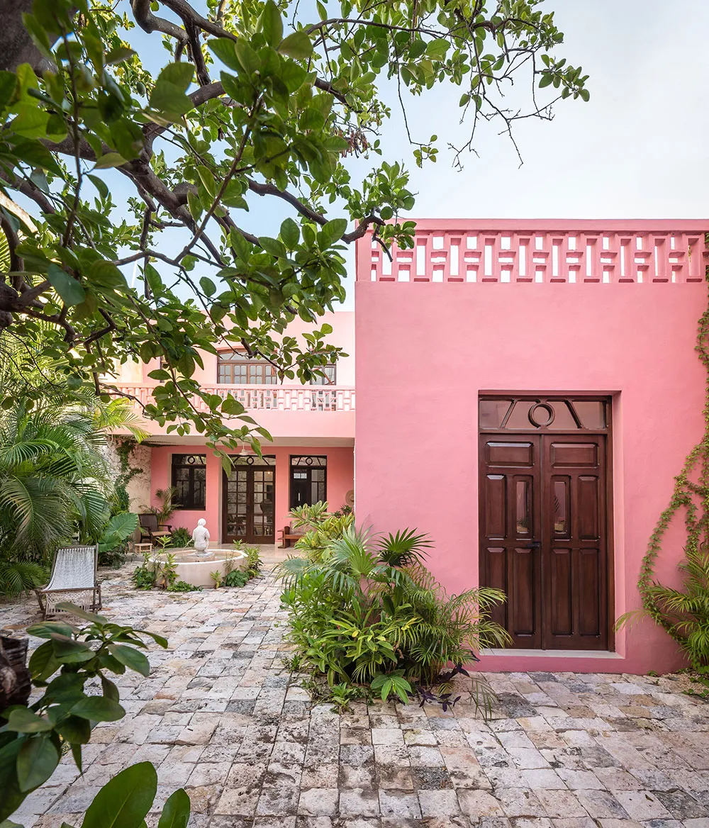 Różowy fasad i tradycyjne wnętrza z kamienia: villa w Meksyku - Gallery image 2