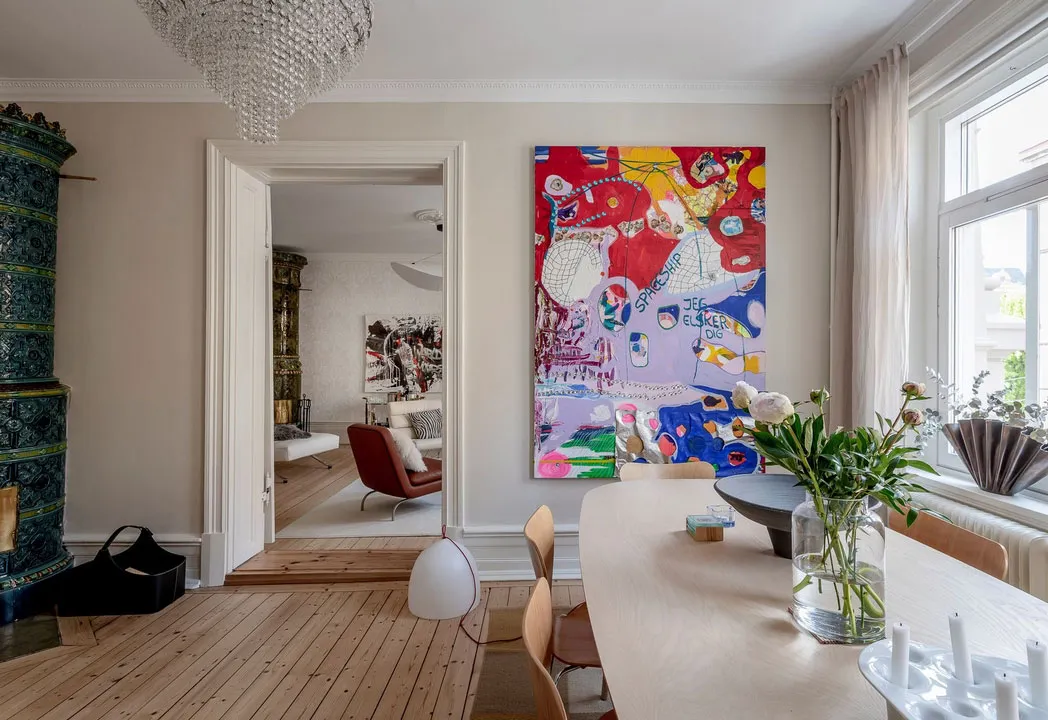 Lebhaftes skandinavisches Apartment mit einem Überfluss an moderner Kunst - Gallery image 1