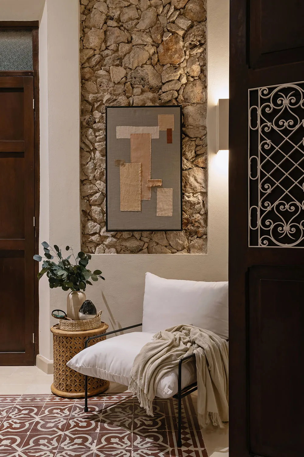 Różowy fasad i tradycyjne wnętrza z kamienia: villa w Meksyku - Gallery image 12