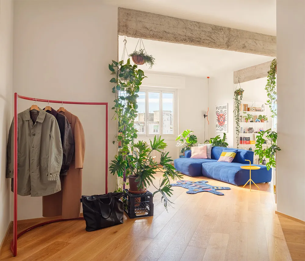 Светлый индустриальный интерьер в Генуе с растениями и яркими вставками - Gallery image 17