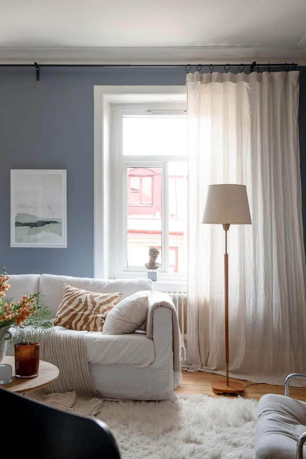 Murs bleus et meubles blancs : appartement à Göteborg (76 m²) - Gallery image 1