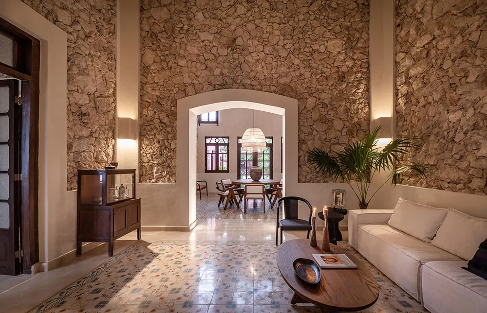 Różowy fasad i tradycyjne wnętrza z kamienia: villa w Meksyku - Gallery image 7