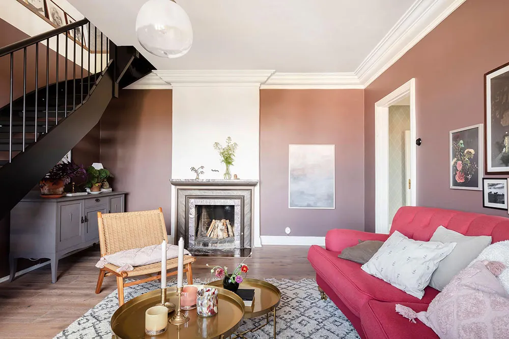 Living Room with Red Sofa and Spacious Loft: Apartment in Gothenburg - Gallery image 3