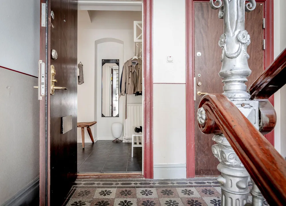 Lebhaftes skandinavisches Apartment mit einem Überfluss an moderner Kunst - Gallery image 28